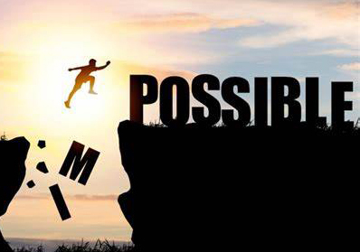 Silhouette sautant d’un précipice pour transformer « impossible » en « possible », symbolisant le dépassement de soi et le coaching professionnel.